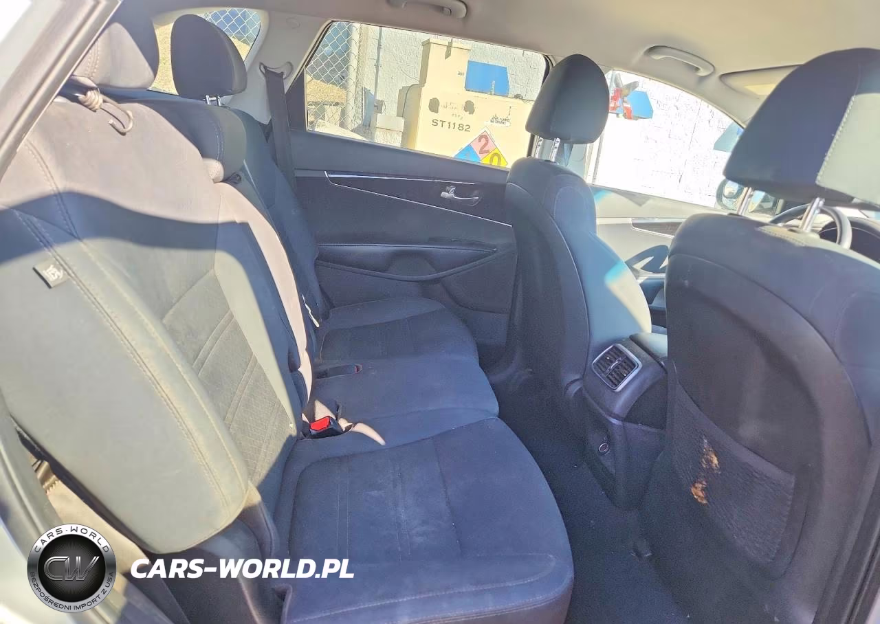 2019 Kia Sorento L VIN:5XYPG4A30KG575030 - 11