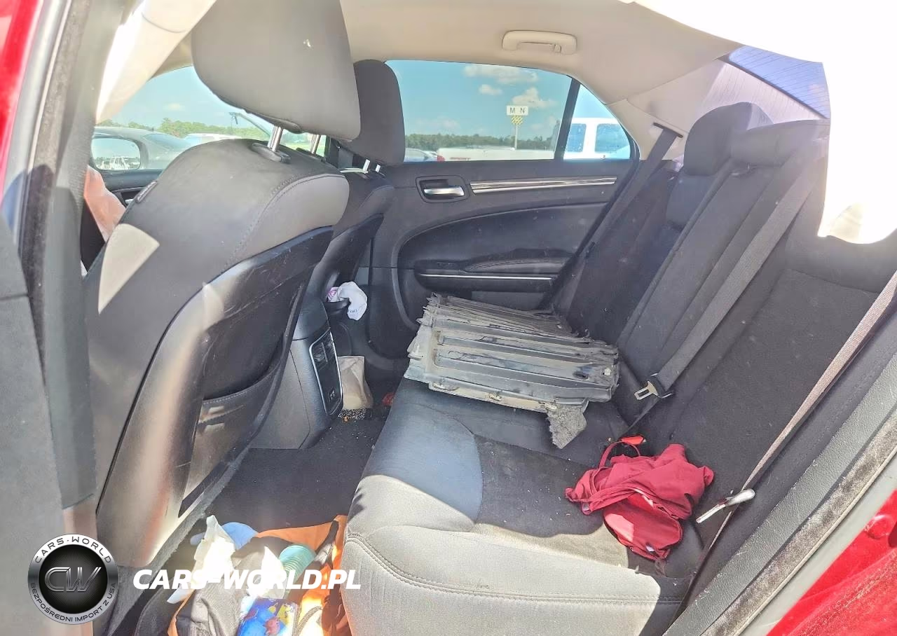 2019 Chrysler 300 Touring VIN:2C3CCAAG3KH582667 - 10