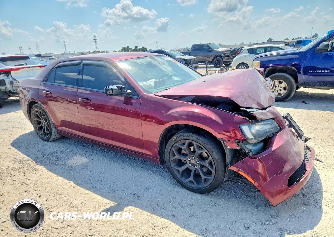 2019 Chrysler 300 Touring VIN:2C3CCAAG3KH582667 - 4