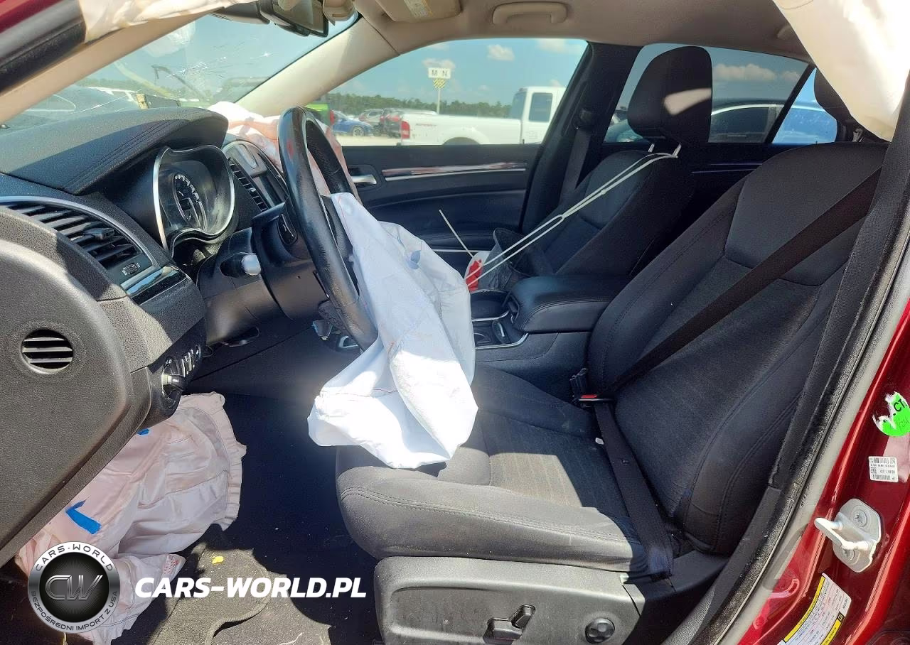 2019 Chrysler 300 Touring VIN:2C3CCAAG3KH582667 - 7