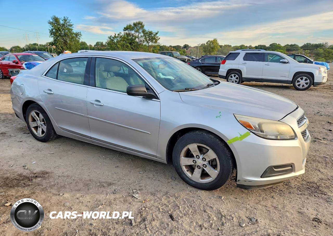2013 Chevrolet Malibu Ls VIN:1G11B5SA2DF124557 - 4