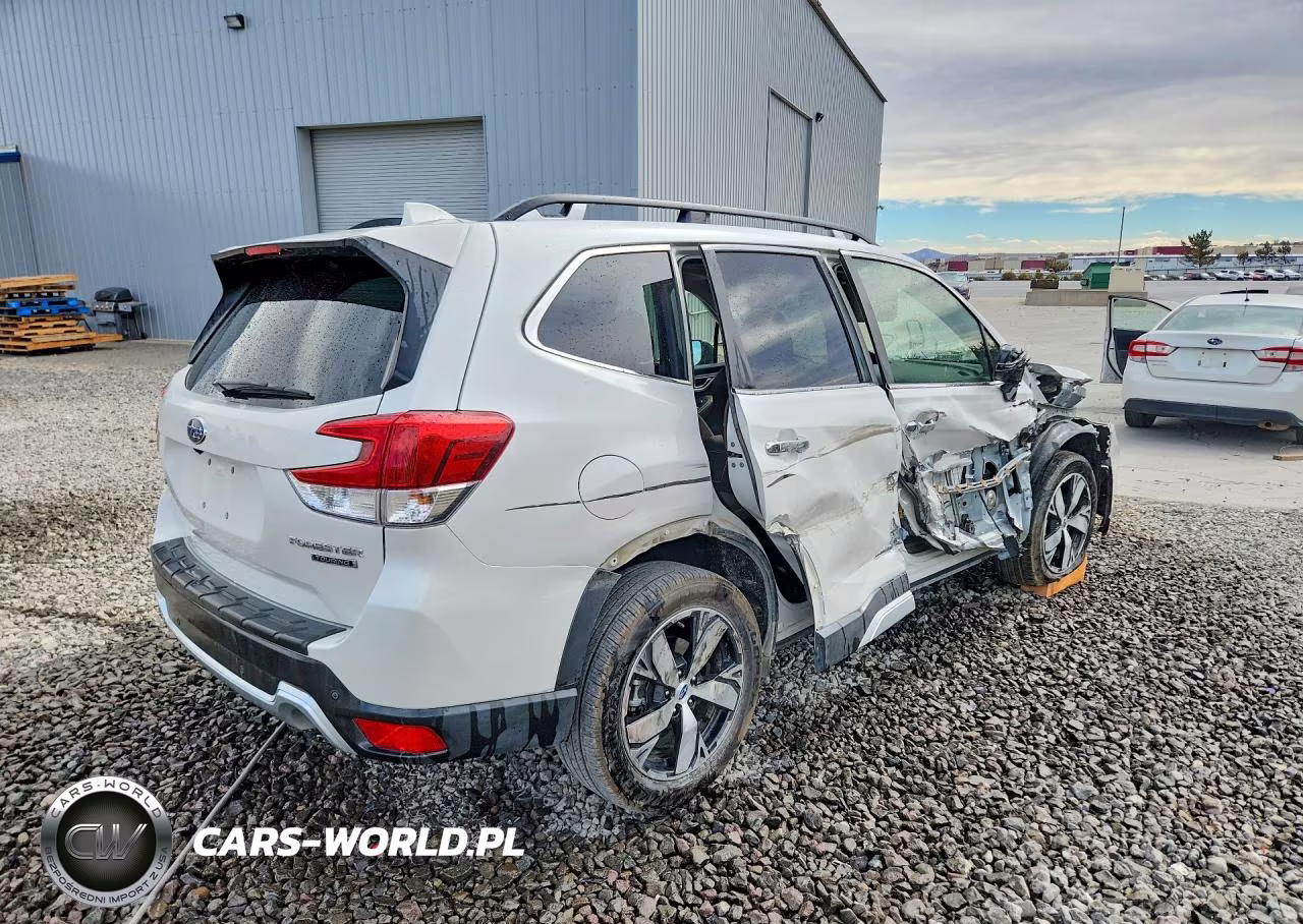 2019 Subaru Forester Touring VIN:JF2SKAWC7KH558069 - 3