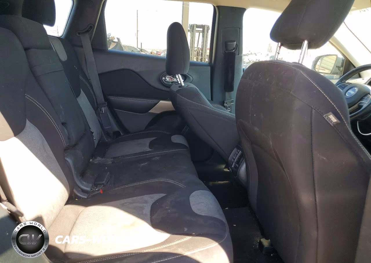 2018 Jeep Cherokee Latitude VIN:1C4PJLCB9JD545201 - 10