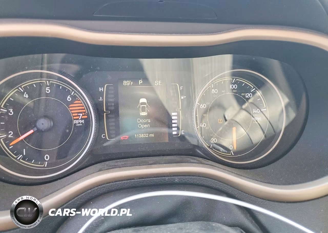 2018 Jeep Cherokee Latitude VIN:1C4PJLCB9JD545201 - 9