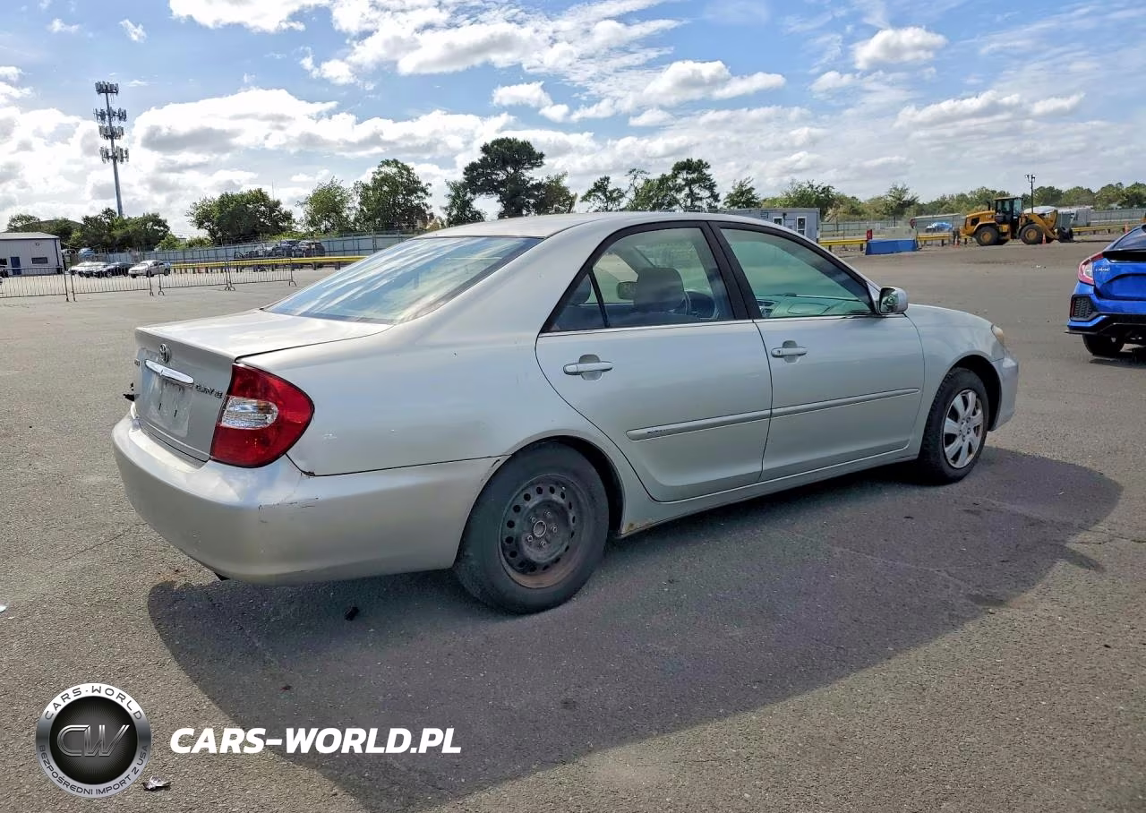 2003 Toyota Camry Le VIN:JTDBE32K130170897 - 3