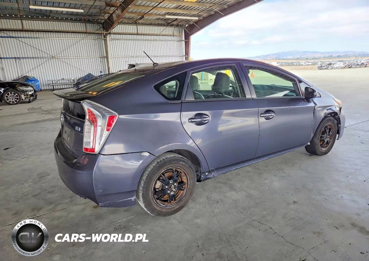 2015 Toyota Prius Two VIN:JTDKN3DUXF1987735 - 3
