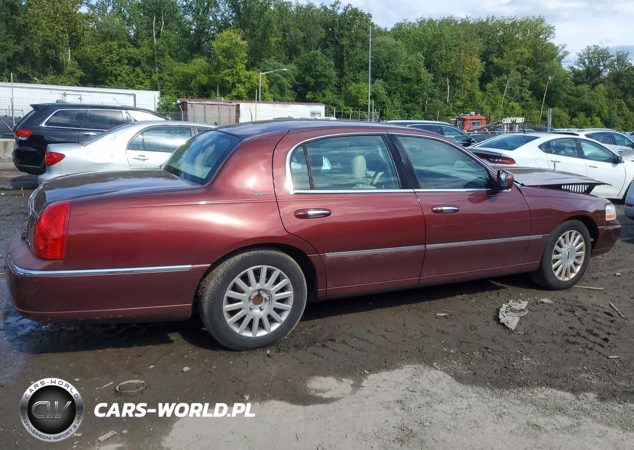 2003 Lincoln Town Car Signature VIN:1LNHM82W63Y609151 - 3