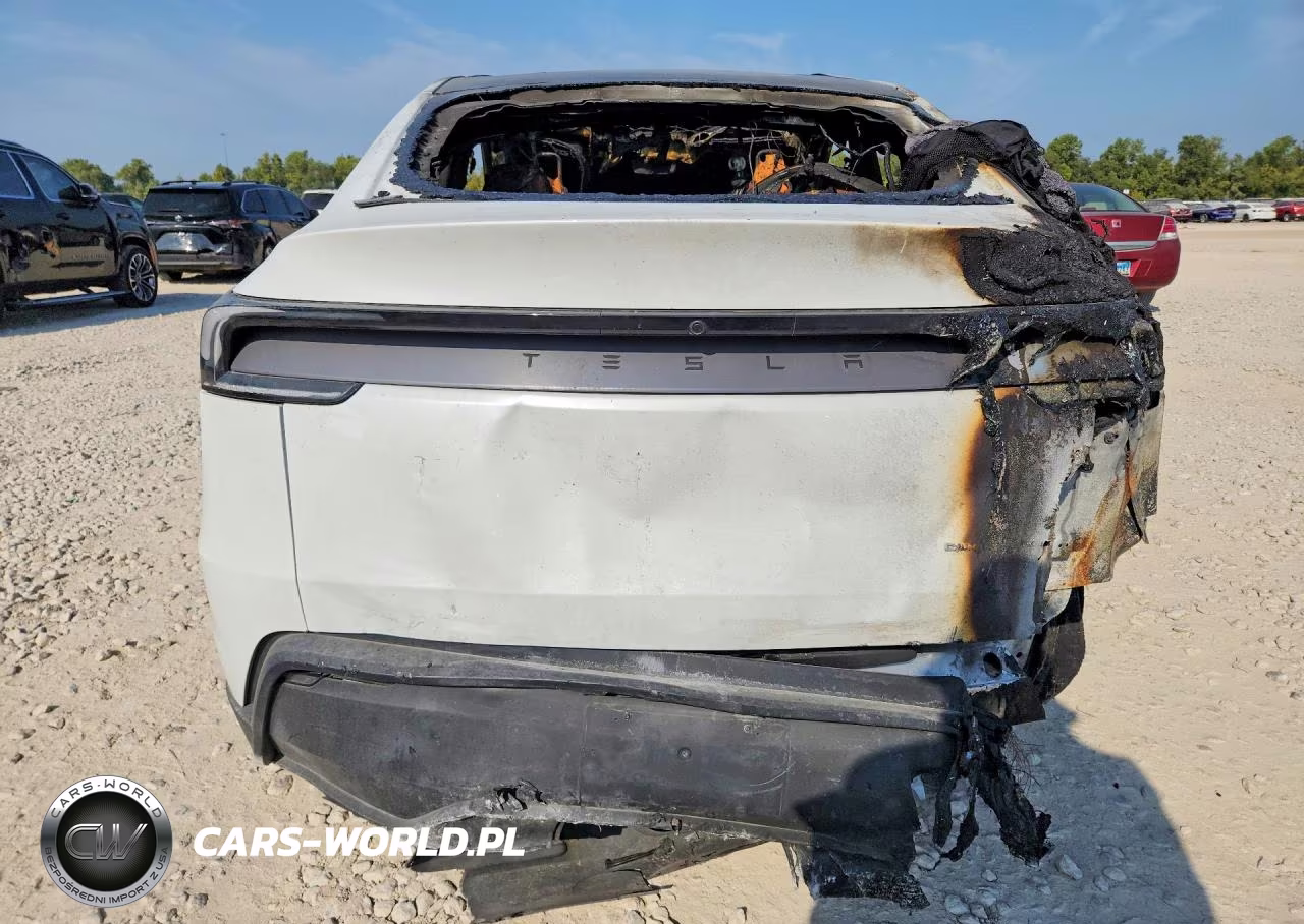 2026 Tesla Model Y VIN:7SAYGDEE9TA463867 - 6