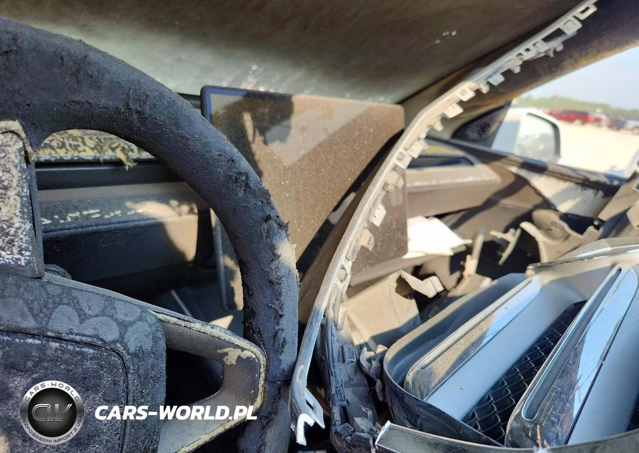 2026 Tesla Model Y VIN:7SAYGDEE9TA463867 - 9