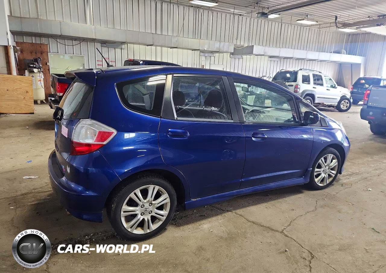 2011 Honda Fit Sport VIN:JHMGE8H63BC021304 - 3