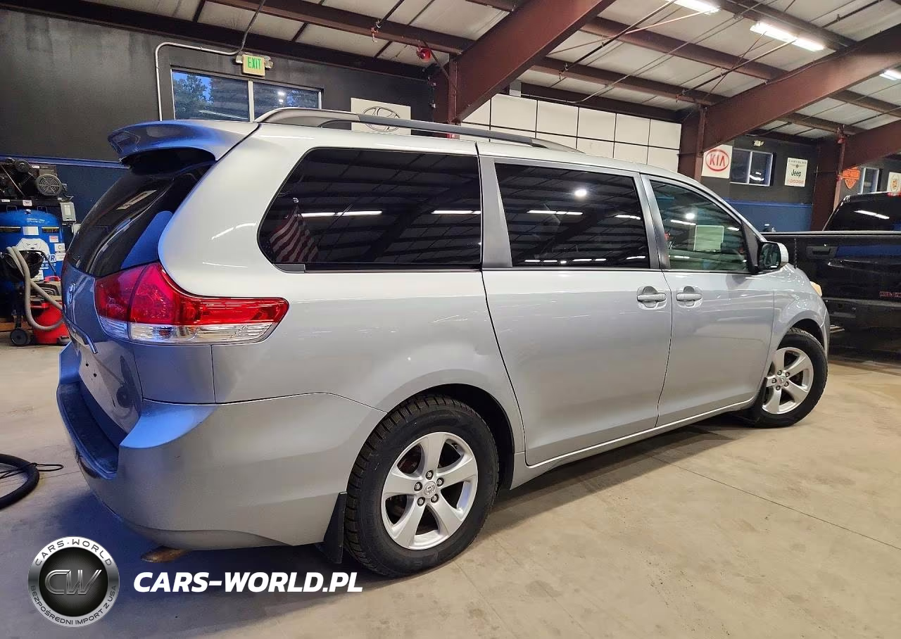 2011 Toyota Sienna Le VIN:5TDKK3DC8BS086179 - 3