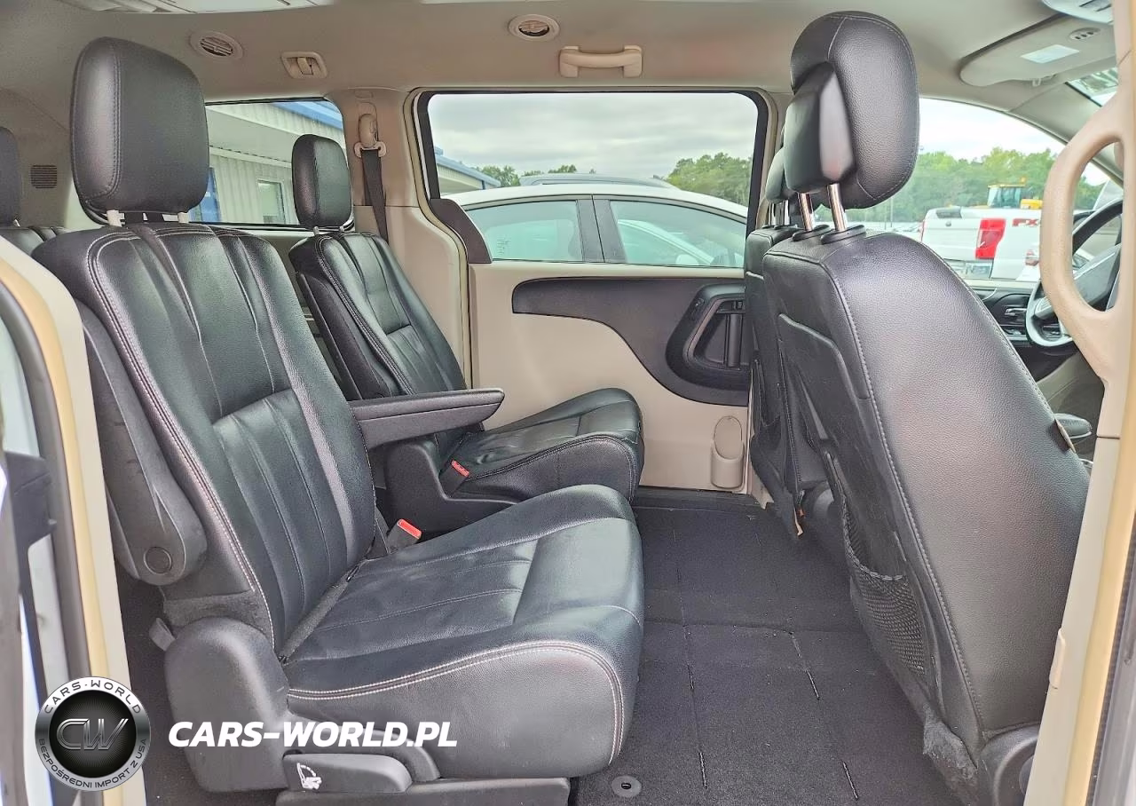 2015 Chrysler Town & Country Touring VIN:2C4RC1BG2FR739853 - 11
