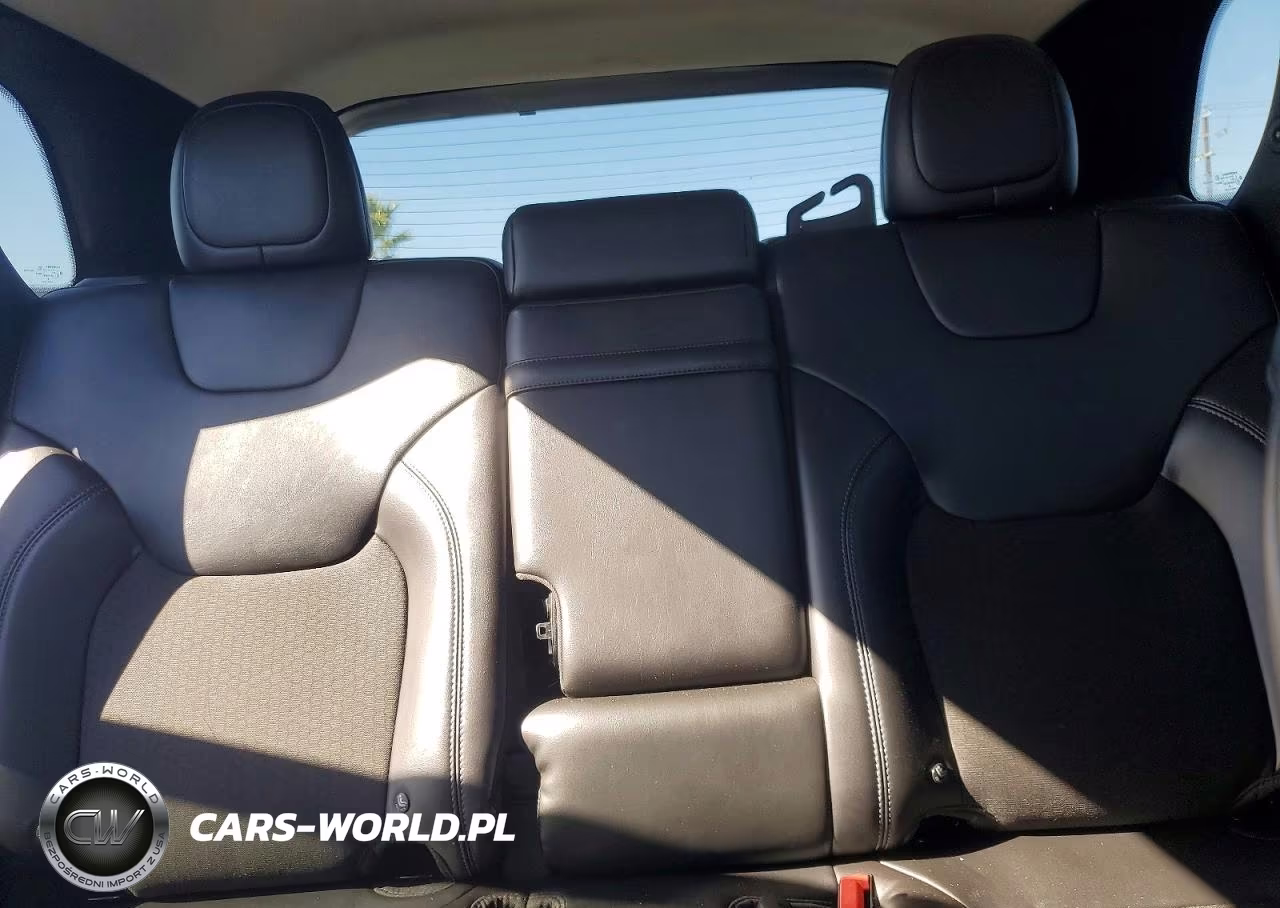 2019 Jeep Cherokee Latitude Plus VIN:1C4PJMLX6KD105715 - 10