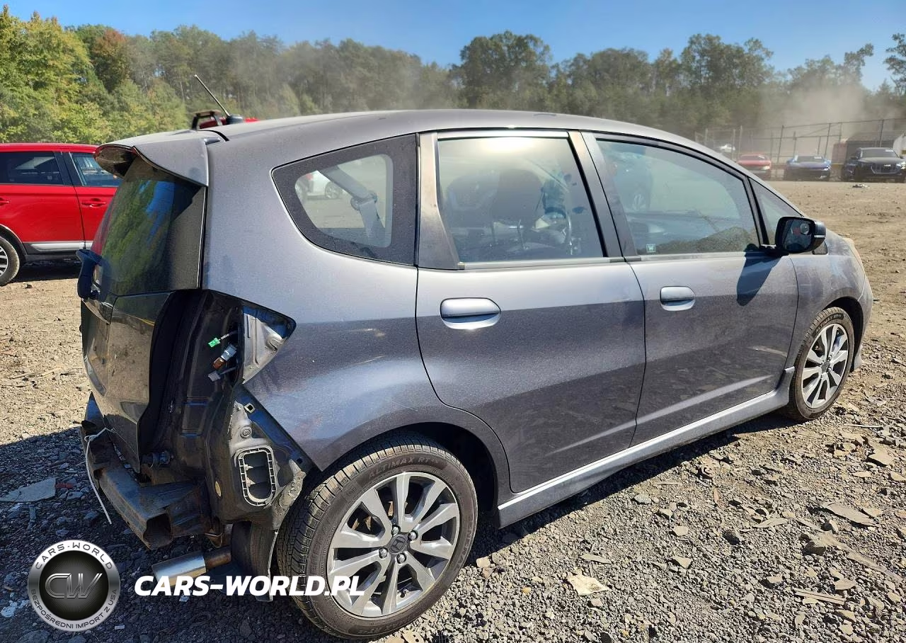 2013 Honda Fit Sport VIN:JHMGE8H57DC030307 - 3