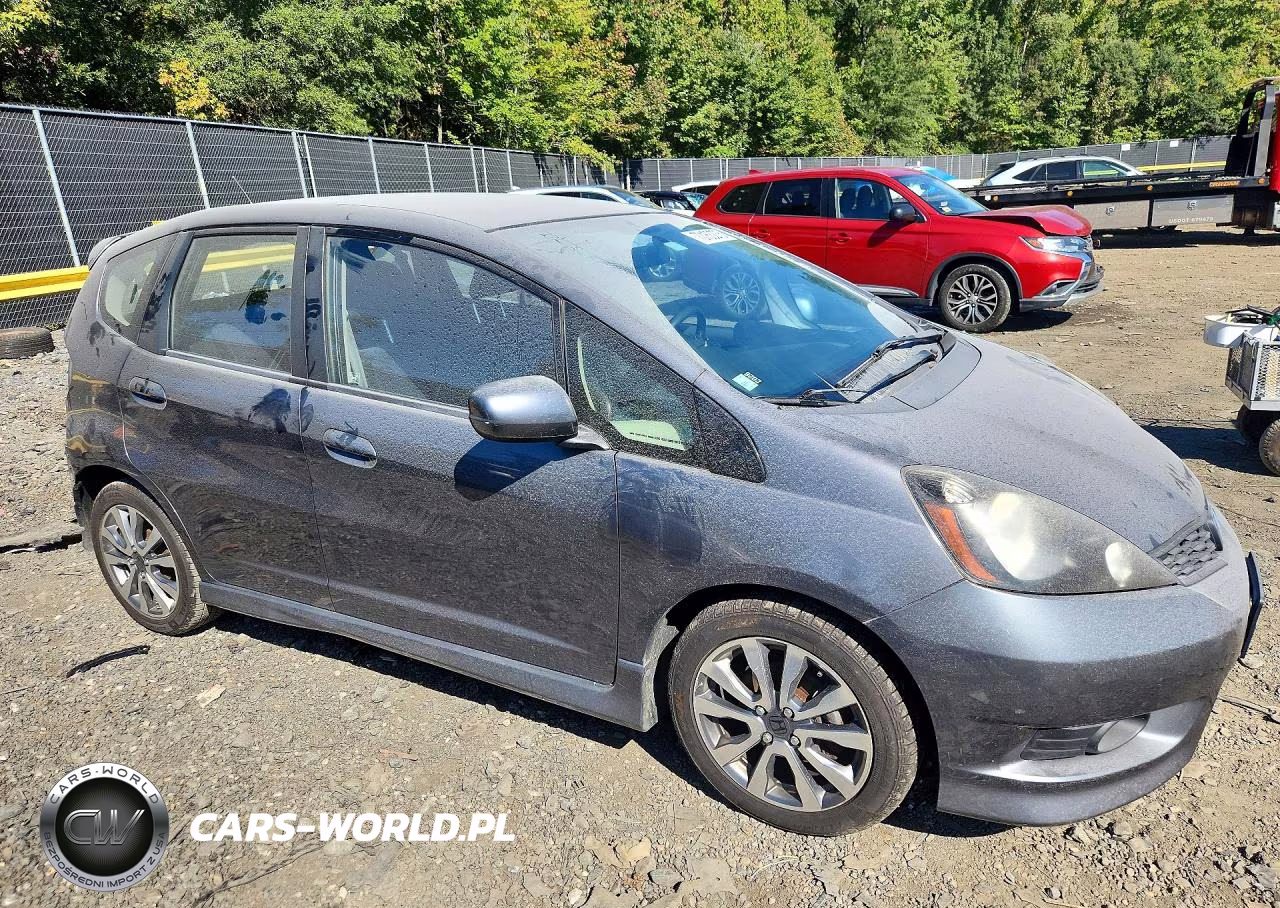 2013 Honda Fit Sport VIN:JHMGE8H57DC030307 - 4