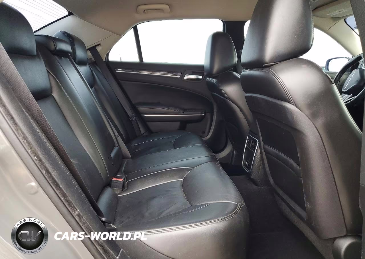 2019 Chrysler 300 Touring VIN:2C3CCAAG1KH623524 - 10