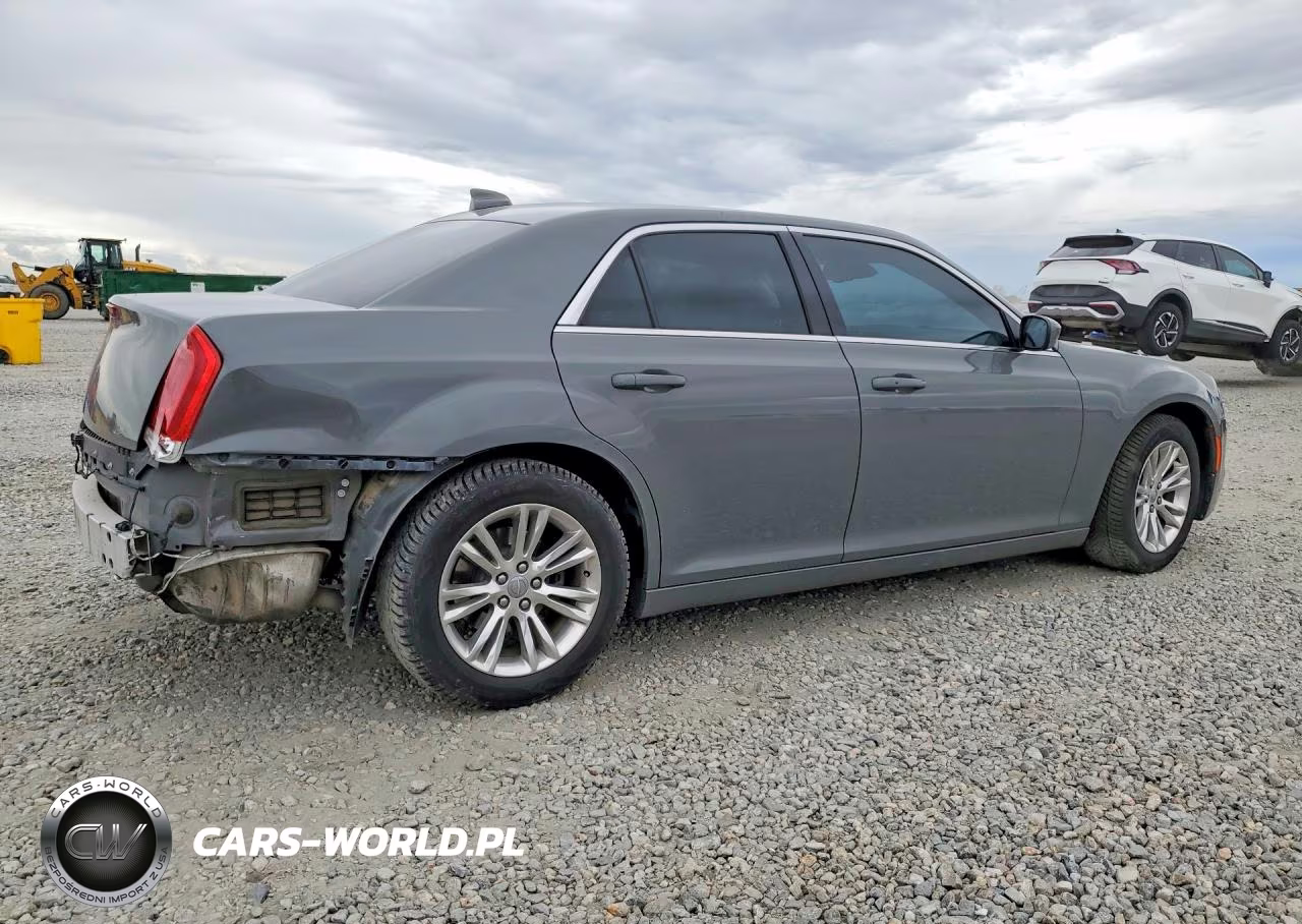2019 Chrysler 300 Touring VIN:2C3CCAAG1KH623524 - 3