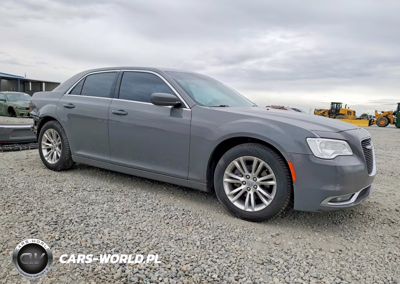 2019 Chrysler 300 Touring VIN:2C3CCAAG1KH623524 - 4