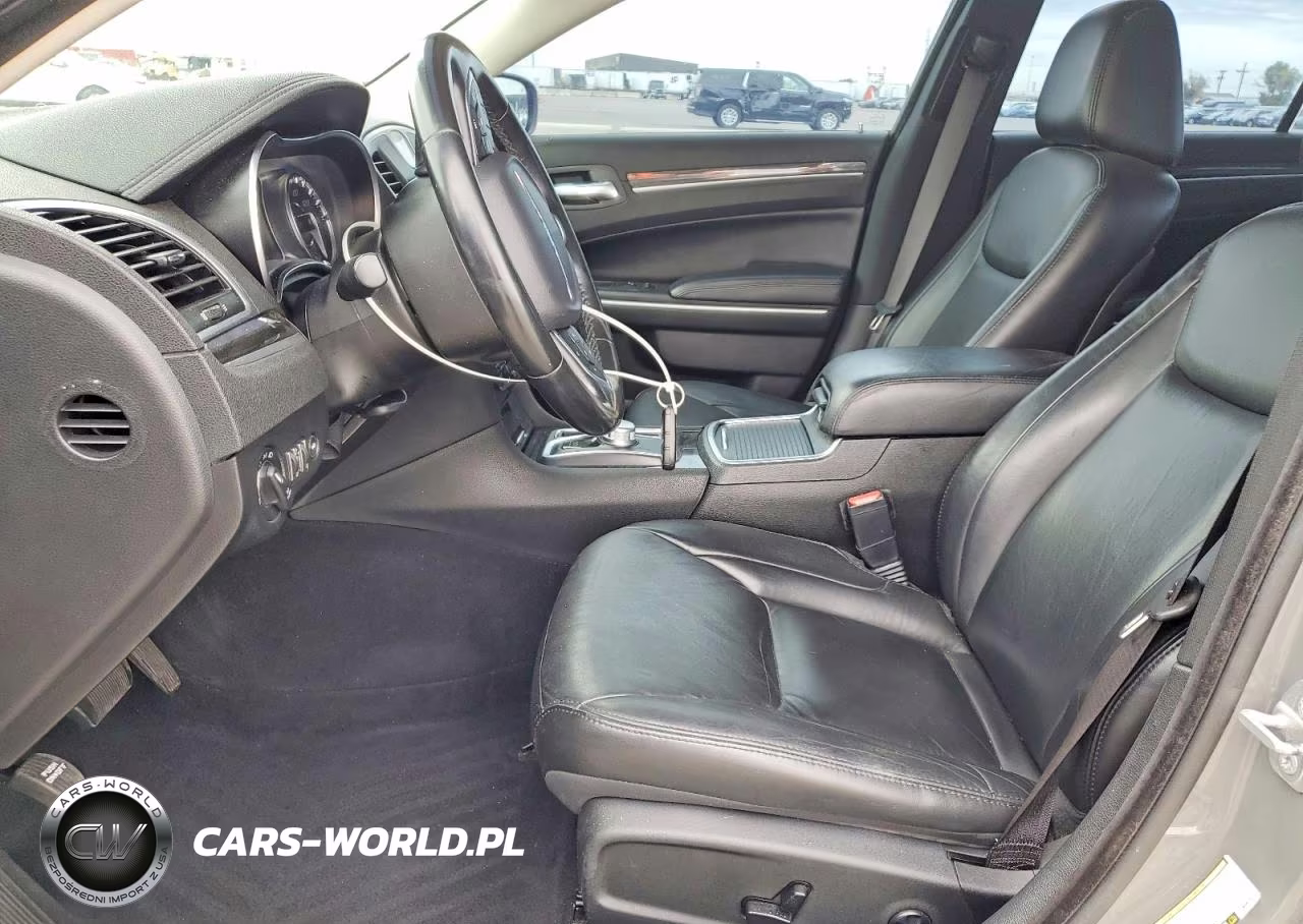 2019 Chrysler 300 Touring VIN:2C3CCAAG1KH623524 - 7