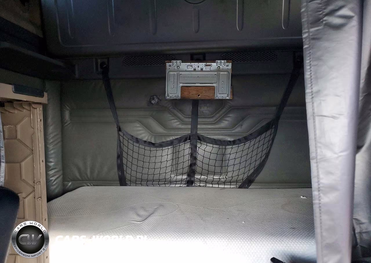 2018 Freightliner Cascadia Semi Truck VIN:3AKJGLDR0JSHU4532 - 10
