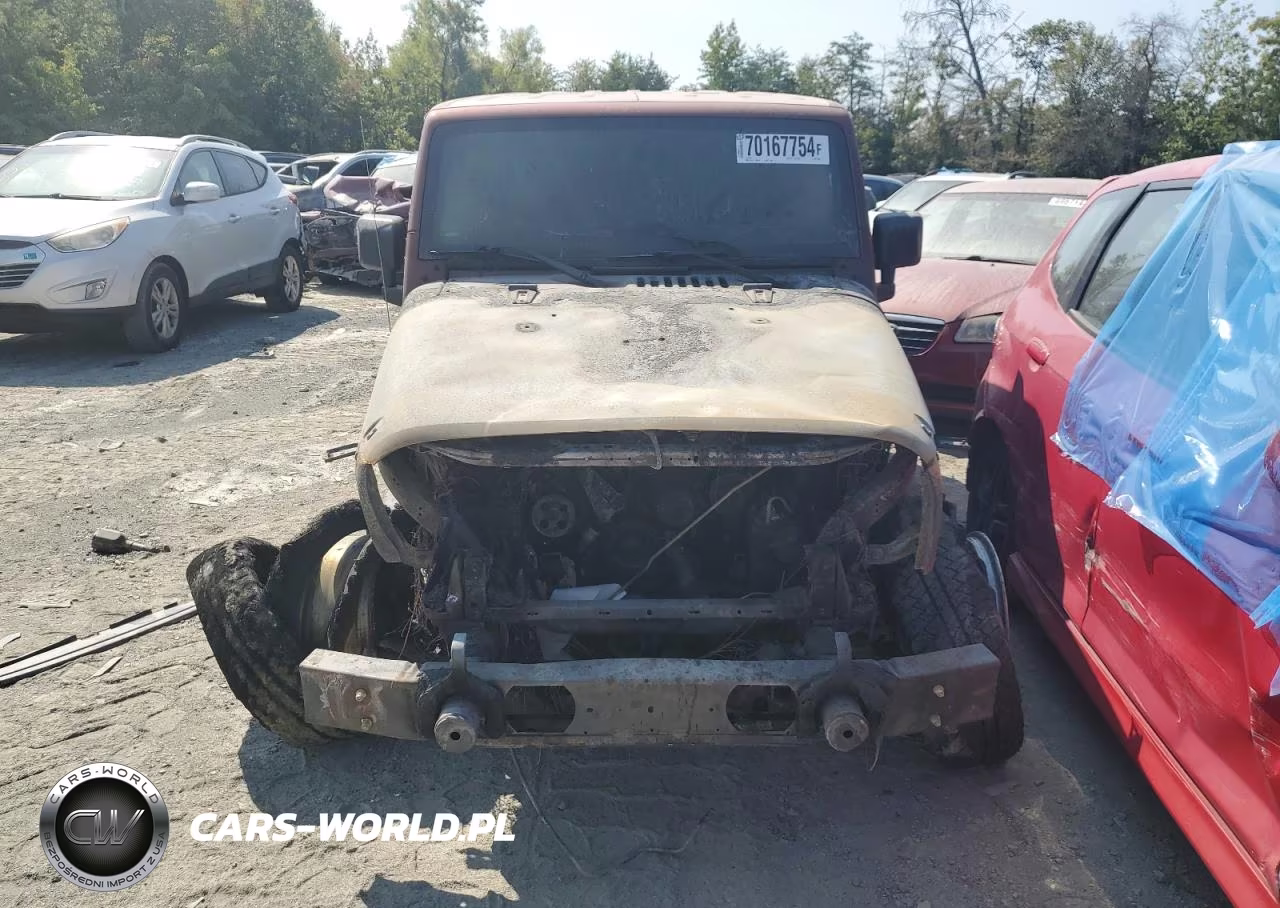 2014 Jeep Wrangler Unlimited Sahara VIN:1C4BJWEG8EL258447 - 5