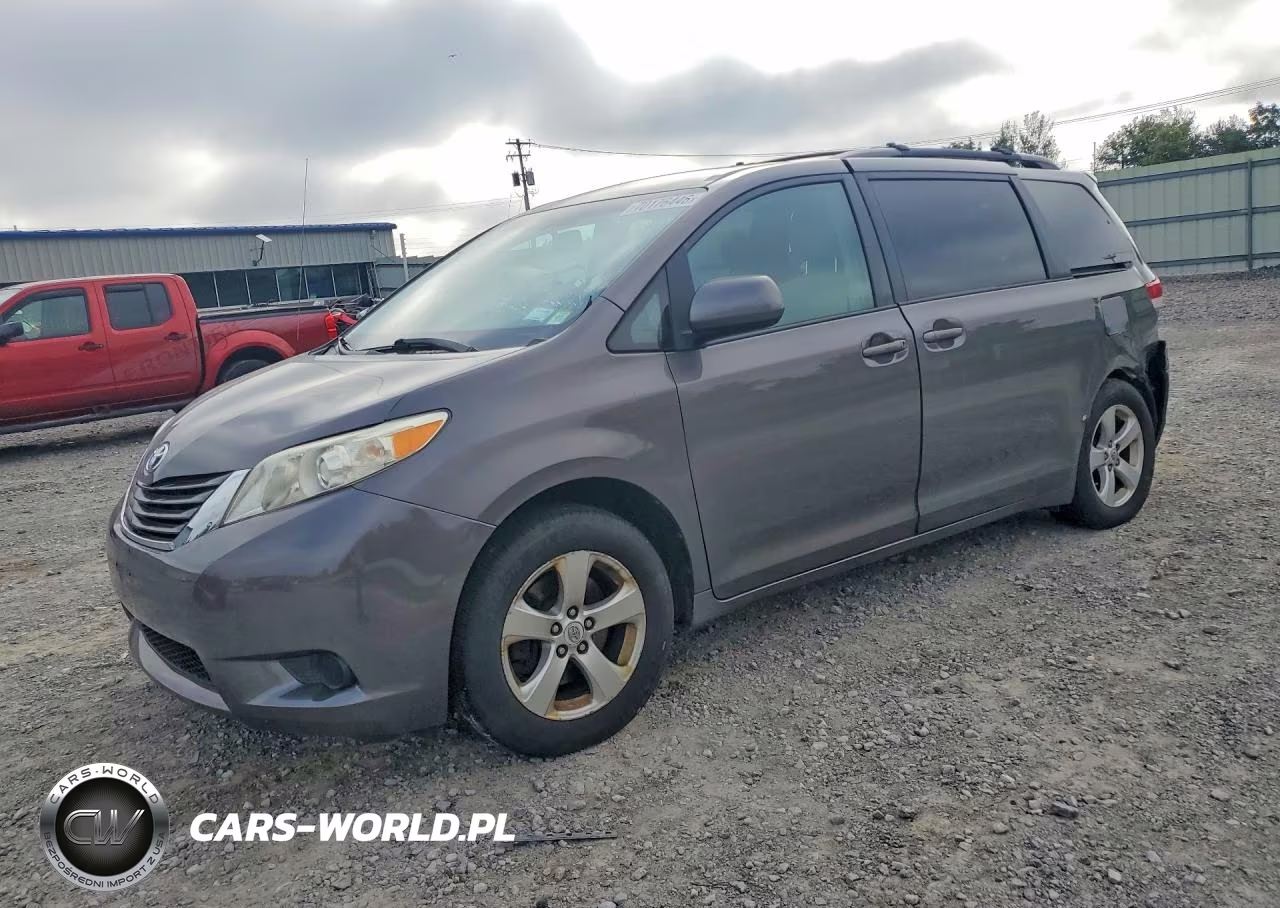 2011 Toyota Sienna Le – zdjęcie 1 z 13