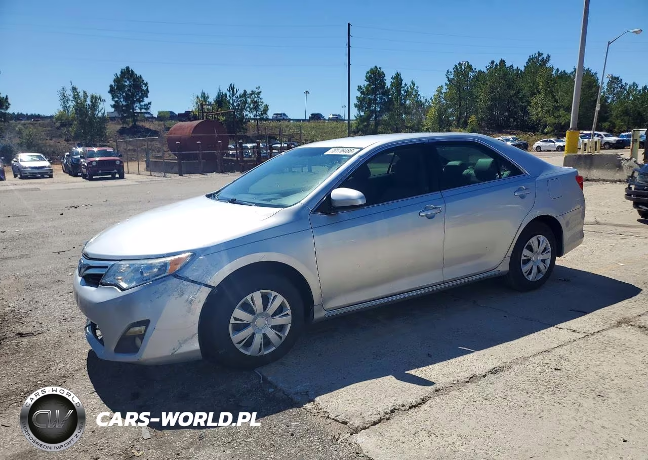 2014 Toyota Camry Le – zdjęcie 1 z 12