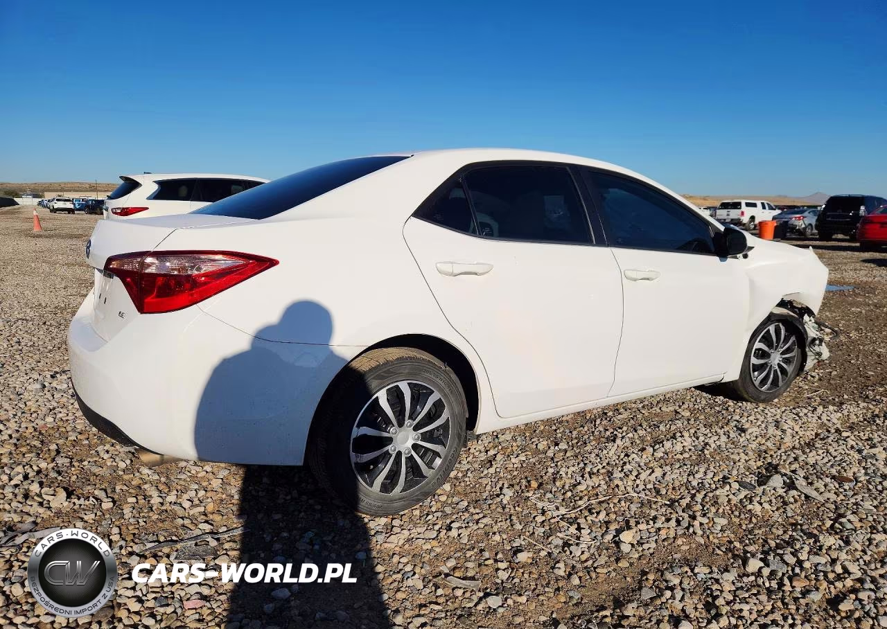 2018 Toyota Corolla Le VIN:2T1BURHE3JC049928 - 3