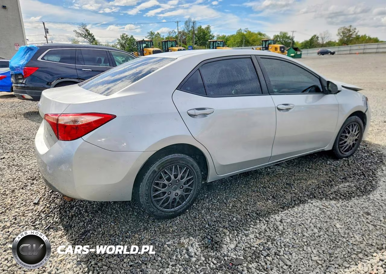 2017 Toyota Corolla Le VIN:2T1BURHEXHC812201 - 3