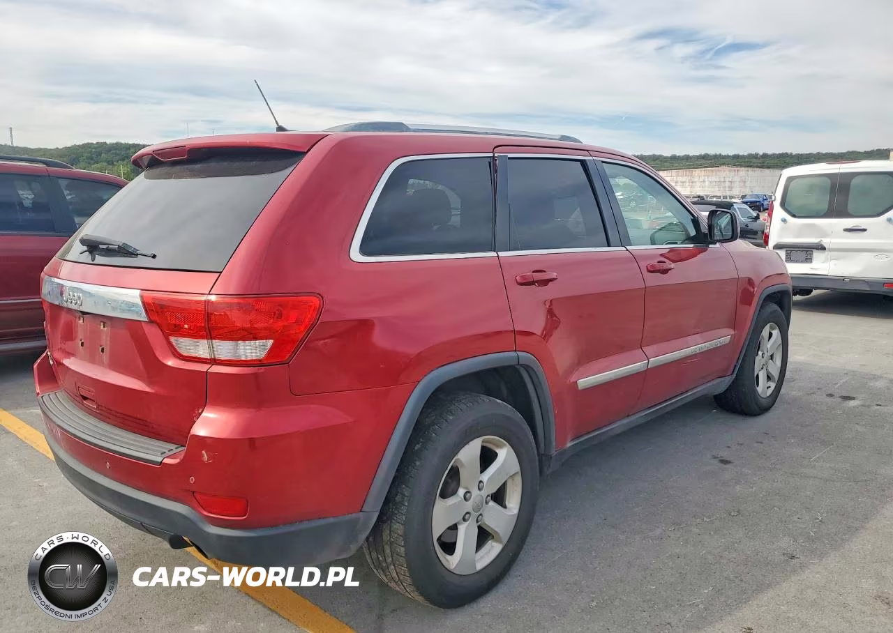 2011 Jeep Grand Cherokee Laredo VIN:1J4RR4GT8BC570134 - 3