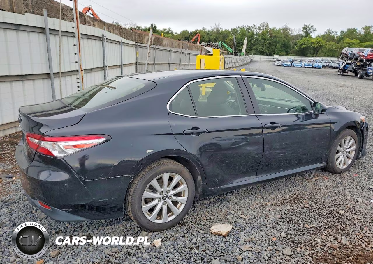 2018 Toyota Camry Le VIN:JTNB11HKXJ3013917 - 3