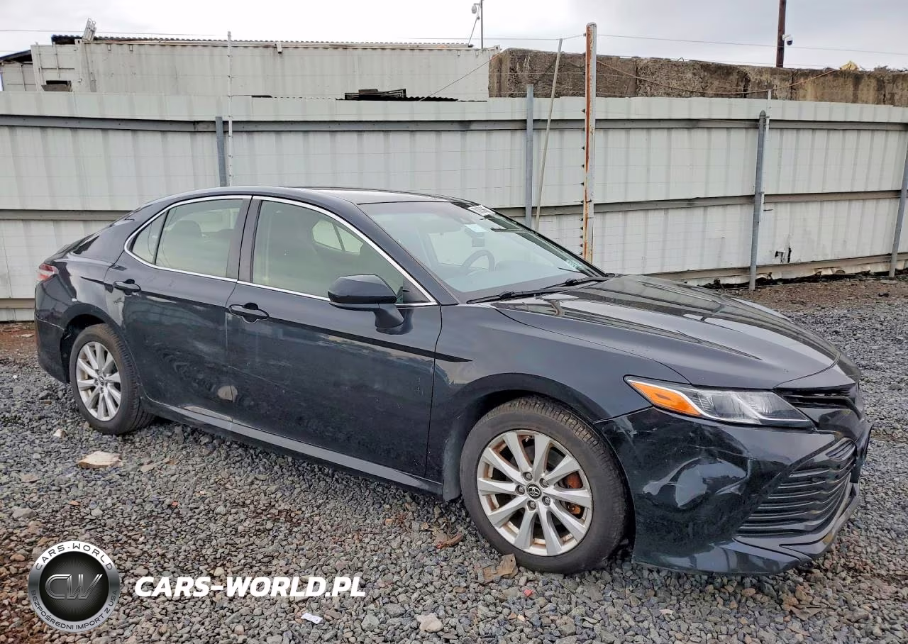 2018 Toyota Camry Le VIN:JTNB11HKXJ3013917 - 4