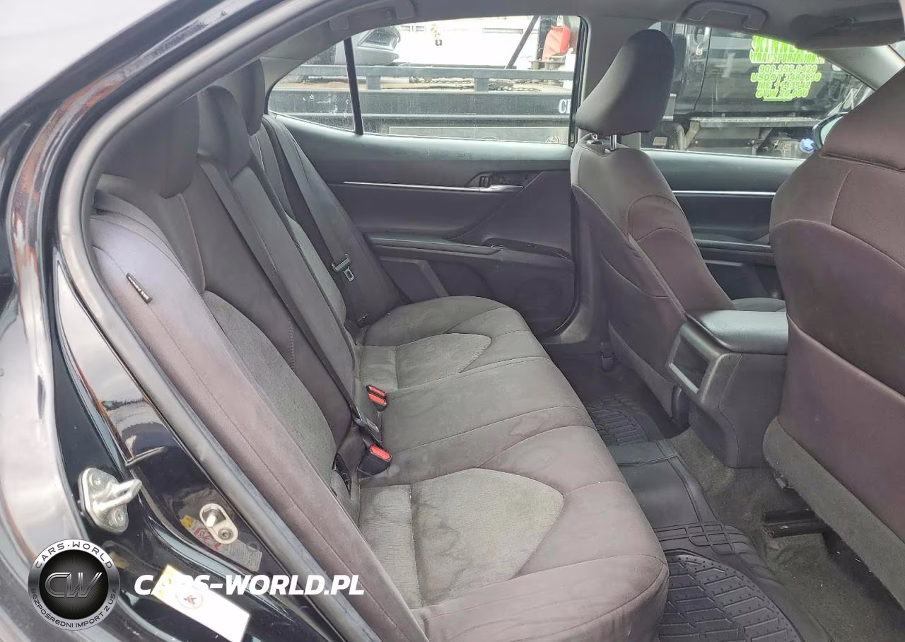 2018 Toyota Camry Le VIN:4T1B11HK2JU556107 - 10