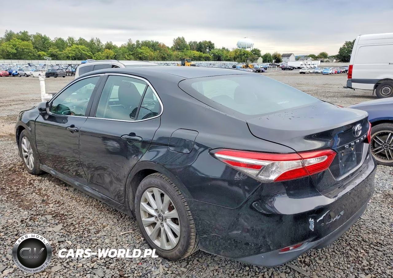 2018 Toyota Camry Le VIN:4T1B11HK2JU556107 - 2