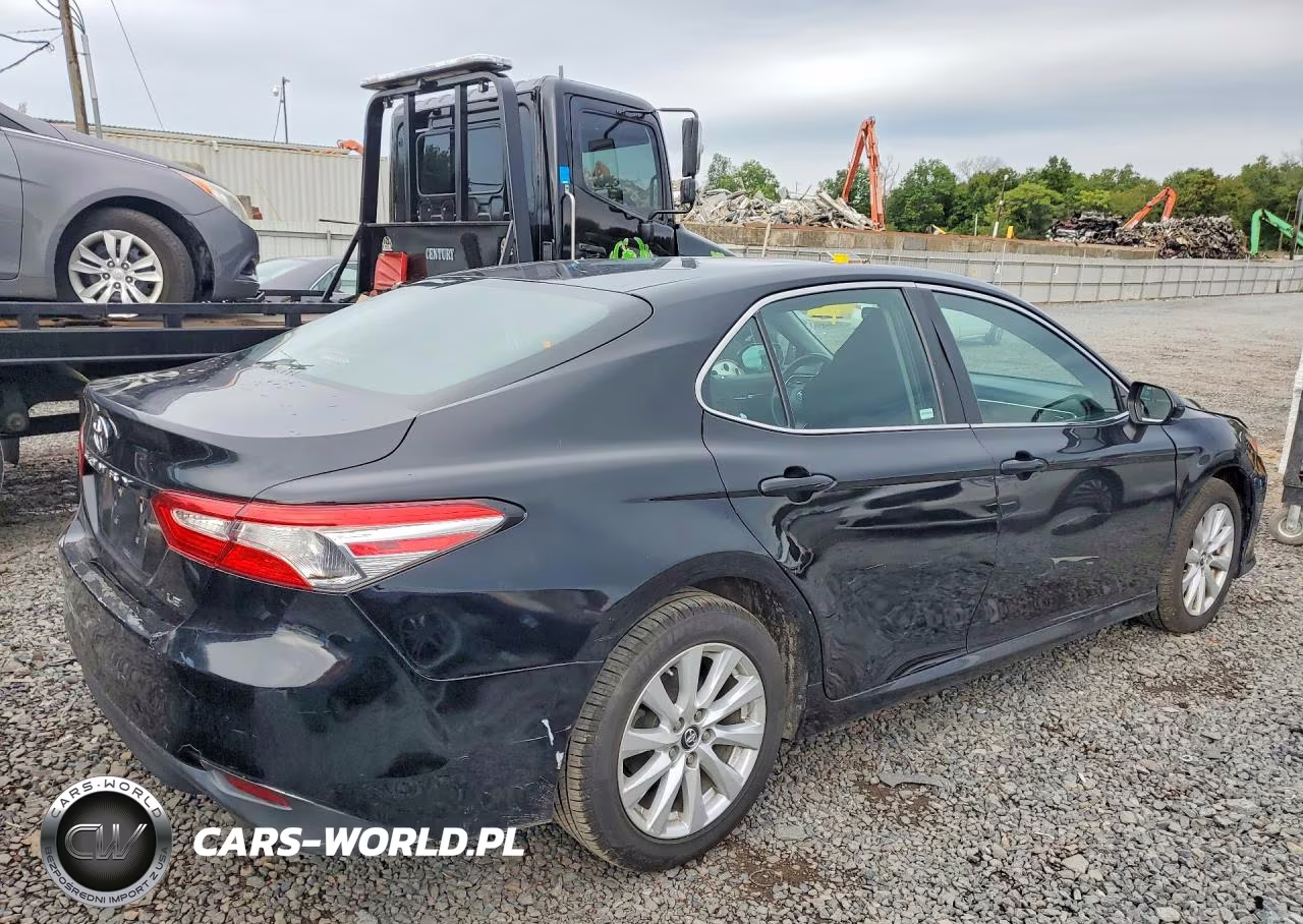 2018 Toyota Camry Le VIN:4T1B11HK2JU556107 - 3
