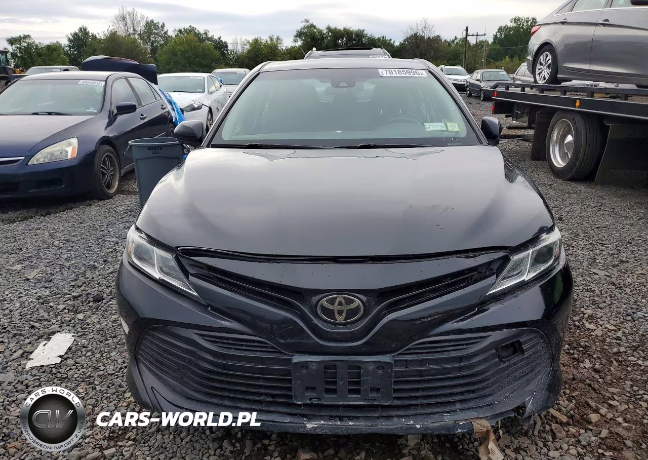 2018 Toyota Camry Le VIN:4T1B11HK2JU556107 - 5