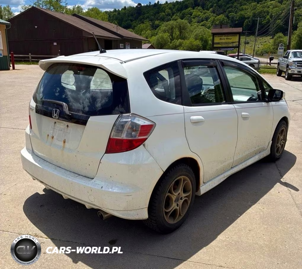 2013 Honda Fit Sport VIN:JHMGE8G51DC060792 - 3