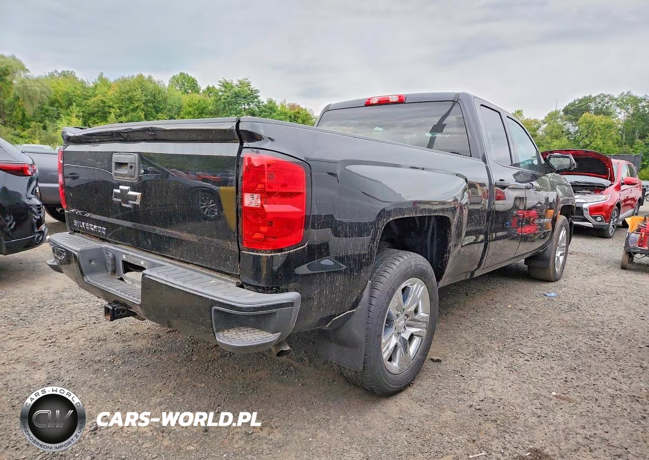 2018 Chevrolet Silverado K1500 Custom VIN:1GCVKPEC3JZ369167 - 3