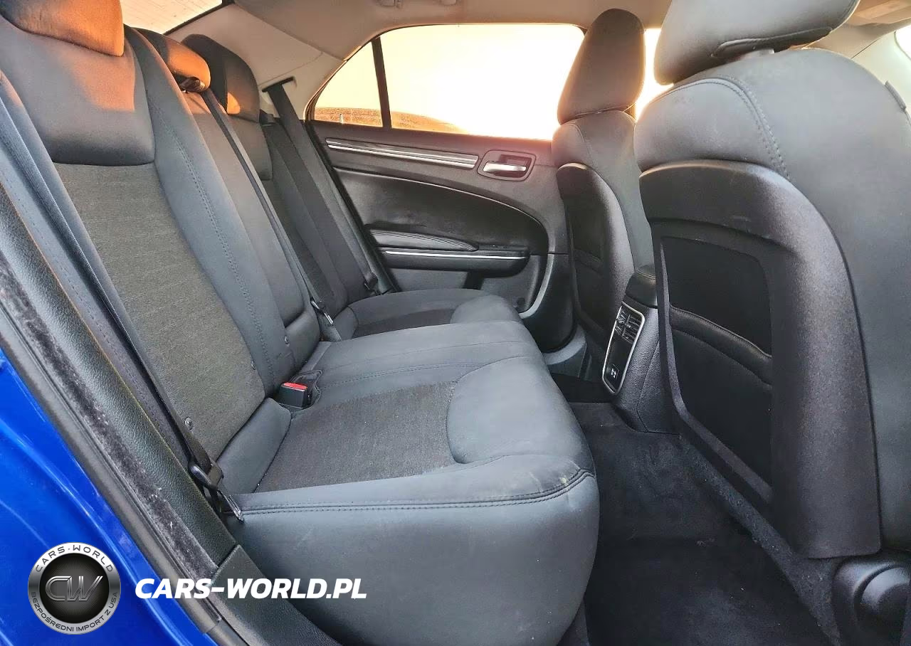 2018 Chrysler 300 Touring VIN:2C3CCAAG5JH294101 - 10