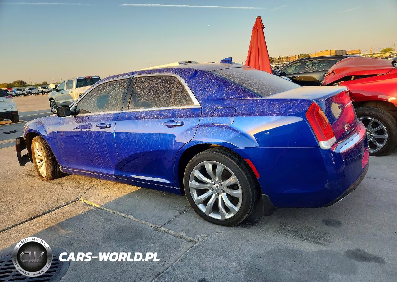2018 Chrysler 300 Touring VIN:2C3CCAAG5JH294101 - 2