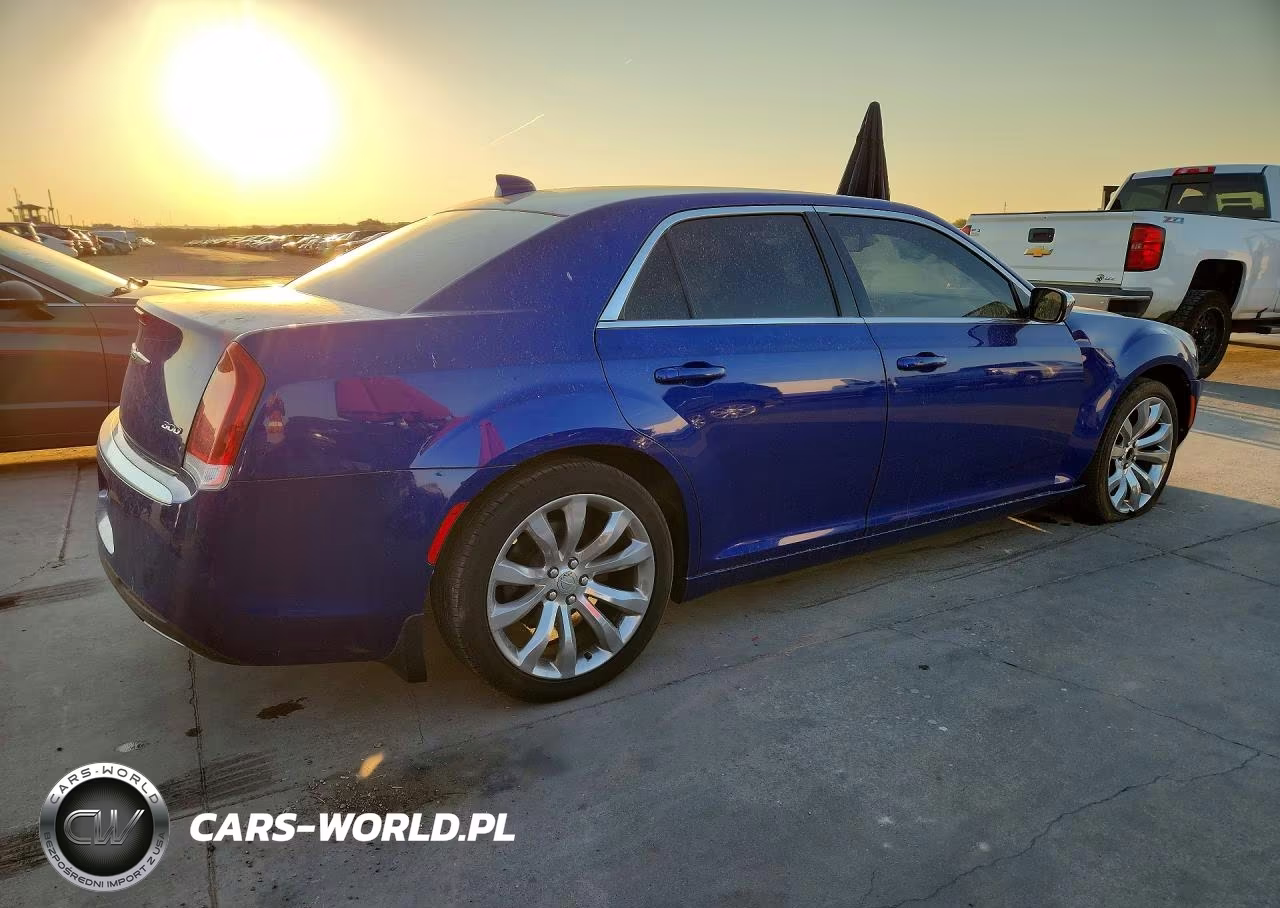 2018 Chrysler 300 Touring VIN:2C3CCAAG5JH294101 - 3