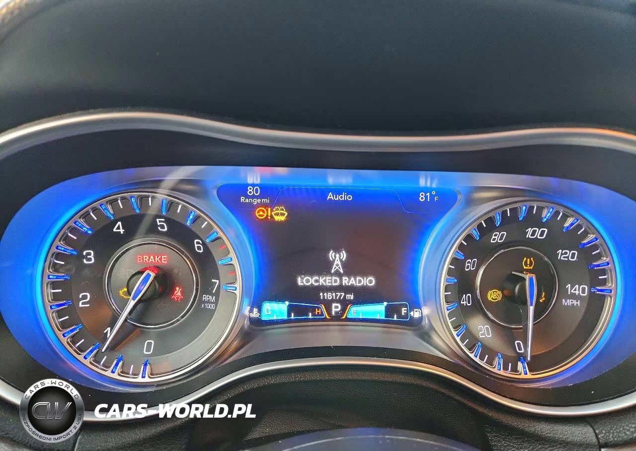 2018 Chrysler 300 Touring VIN:2C3CCAAG5JH294101 - 9