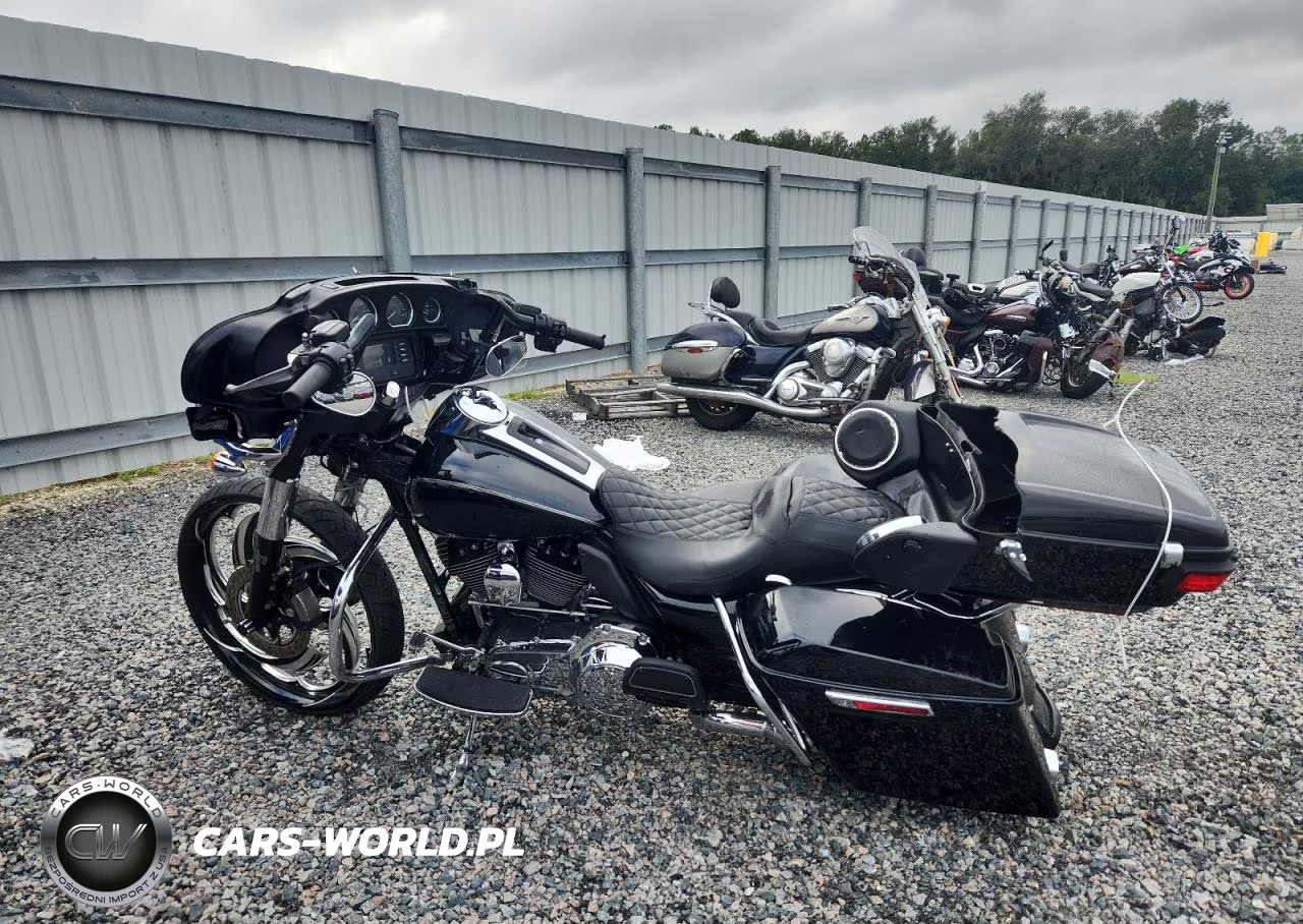 2015 Harley-Davidson Flhtcu Ultra Classic Electra Glide VIN:1HD1FCM1XFB648240 - 3