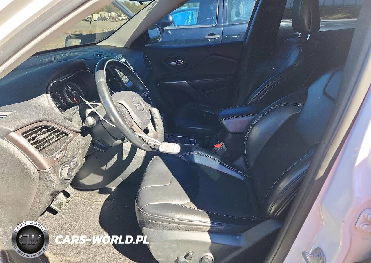 2019 Jeep Cherokee Latitude Plus VIN:1C4PJLLX4KD289952 - 7