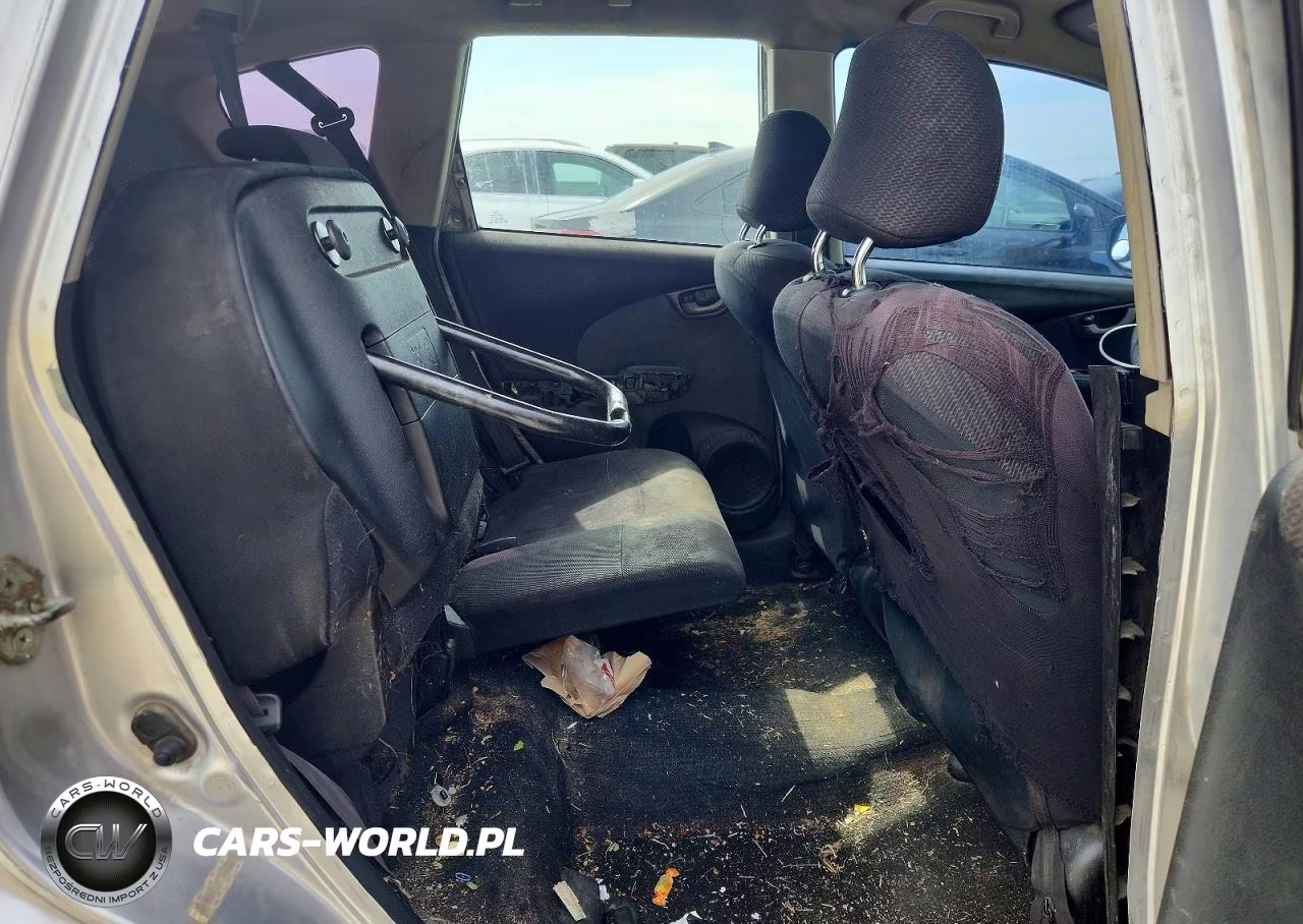2013 Honda Fit Sport VIN:JHMGE8H51DC044042 - 10