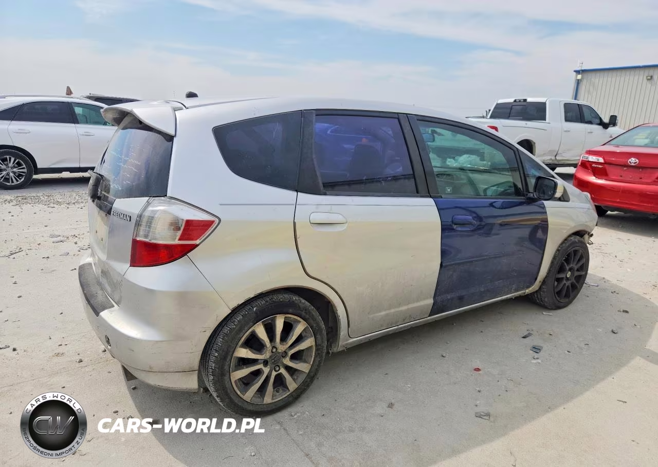 2013 Honda Fit Sport VIN:JHMGE8H51DC044042 - 3