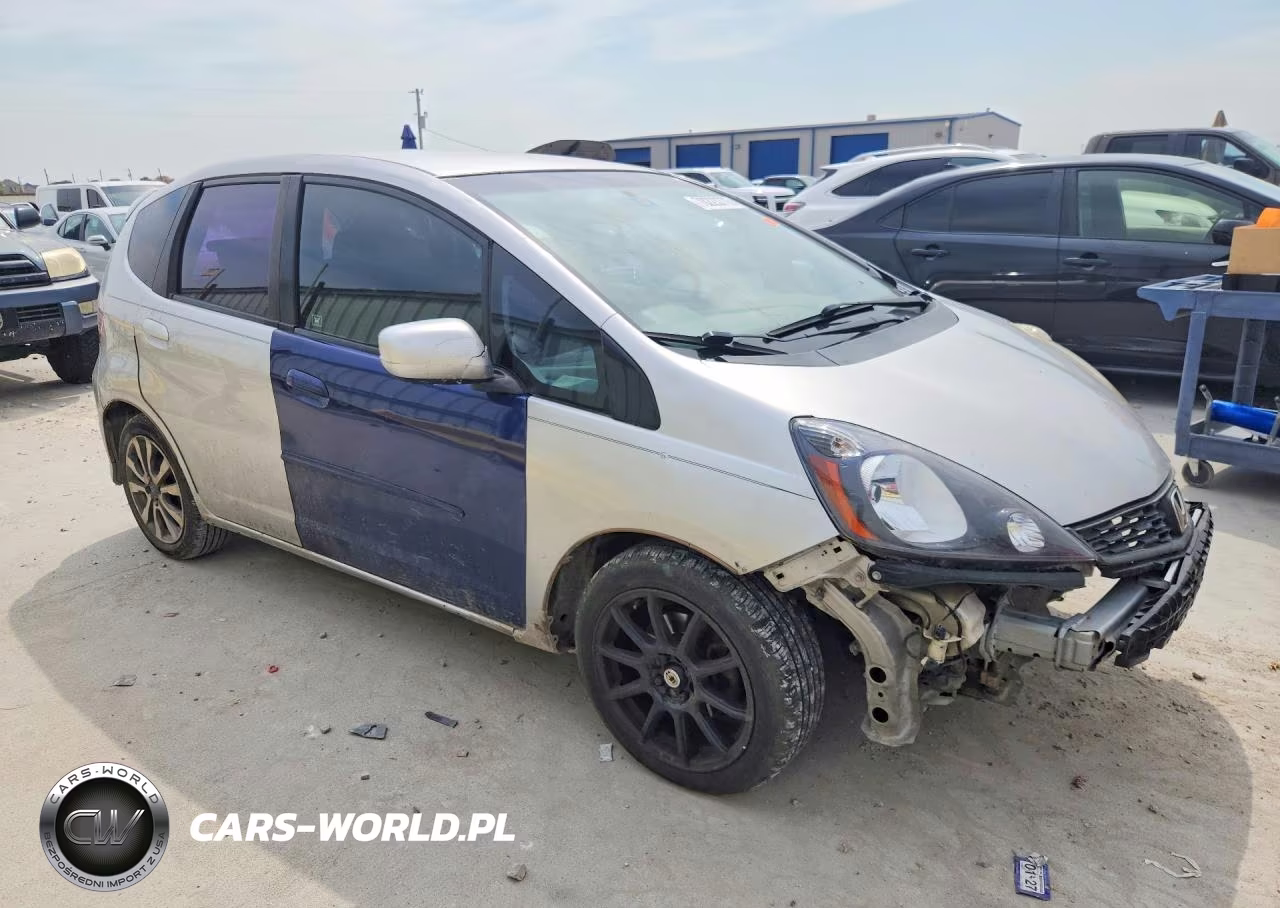 2013 Honda Fit Sport VIN:JHMGE8H51DC044042 - 4