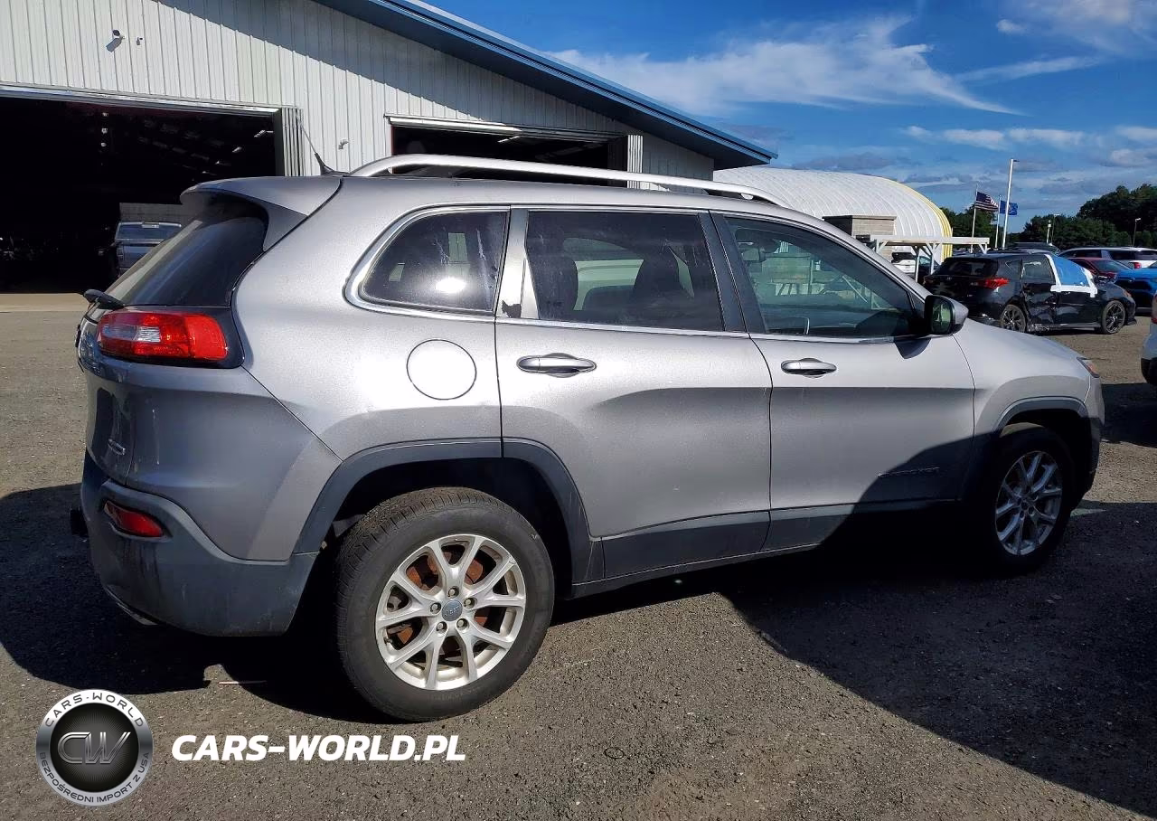 2015 Jeep Cherokee Latitude VIN:1C4PJLCS3FW597046 - 3