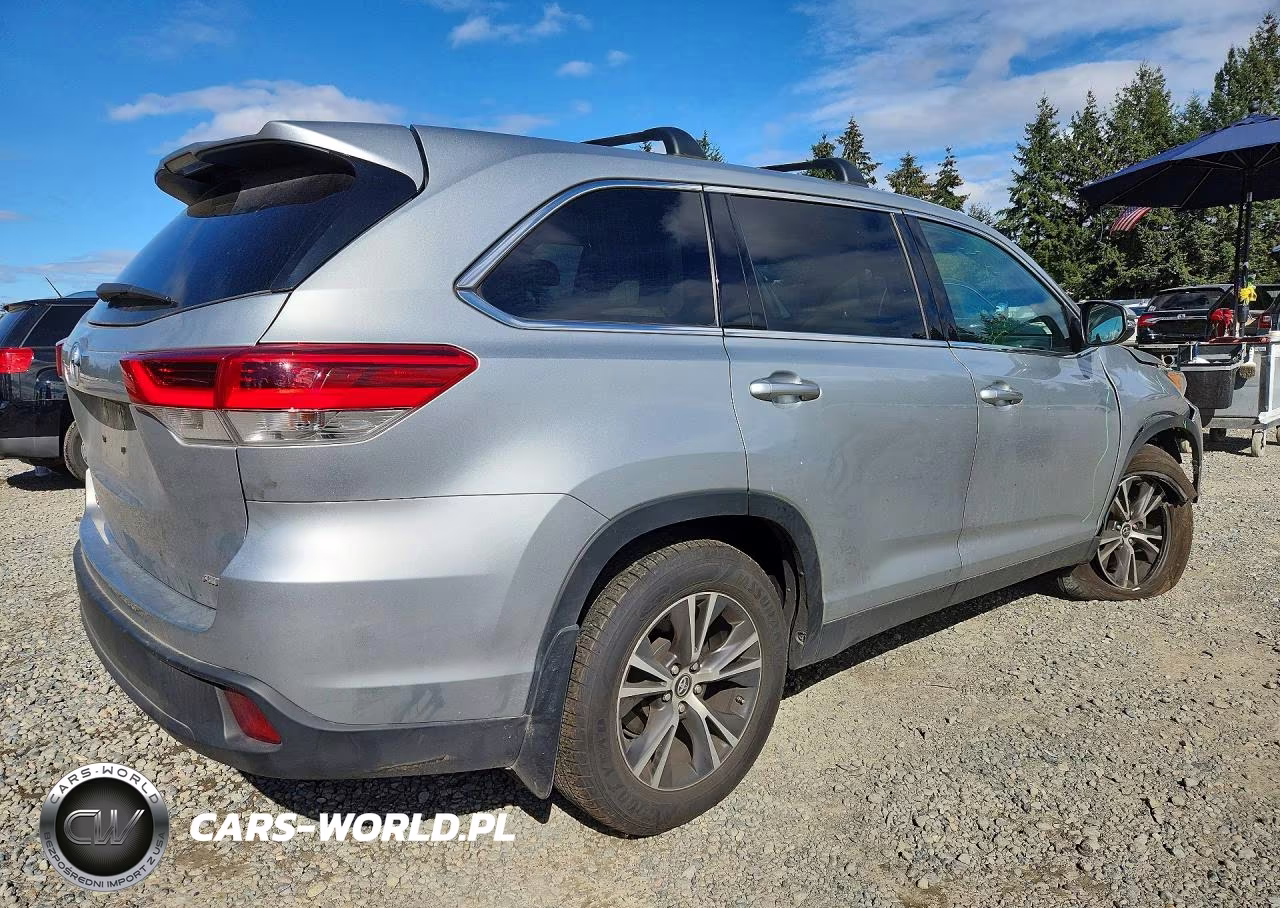 2019 Toyota Highlander Le VIN:5TDBZRFH9KS984832 - 3