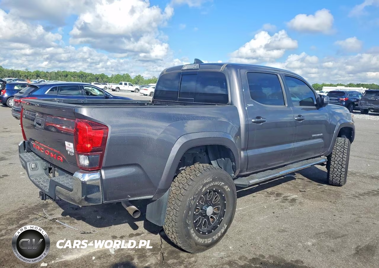 2018 Toyota Tacoma Double Cab VIN:5TFAZ5CN7JX060896 - 3